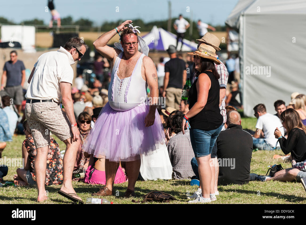Ein Mann gekleidet wie eine Fee auf dem Brownstock Festival in Essex. Stockfoto