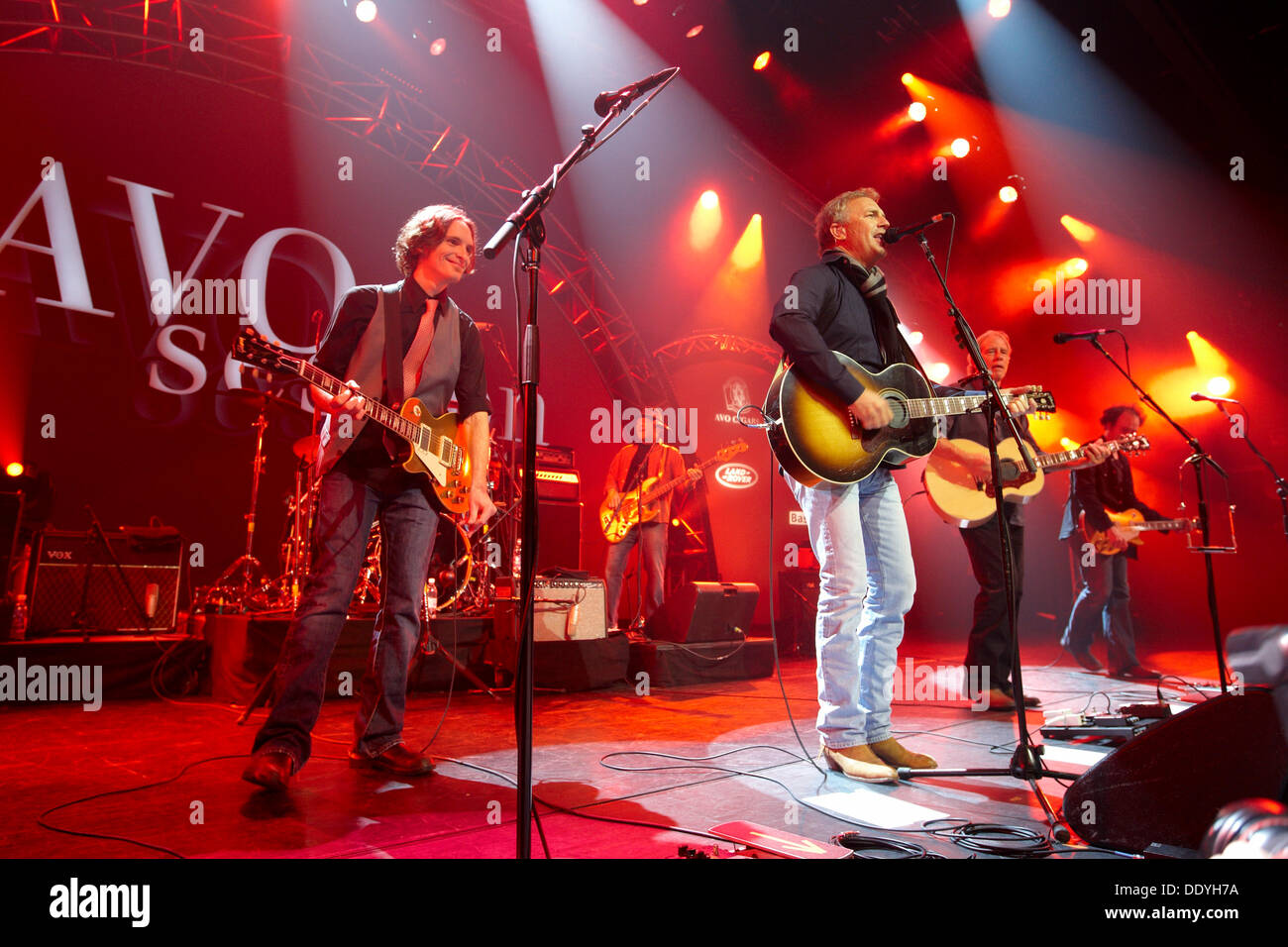 Kevin Costner und seiner Band Modern West, erklingt in der AVO Session Basel, Schweiz, Europa Stockfoto