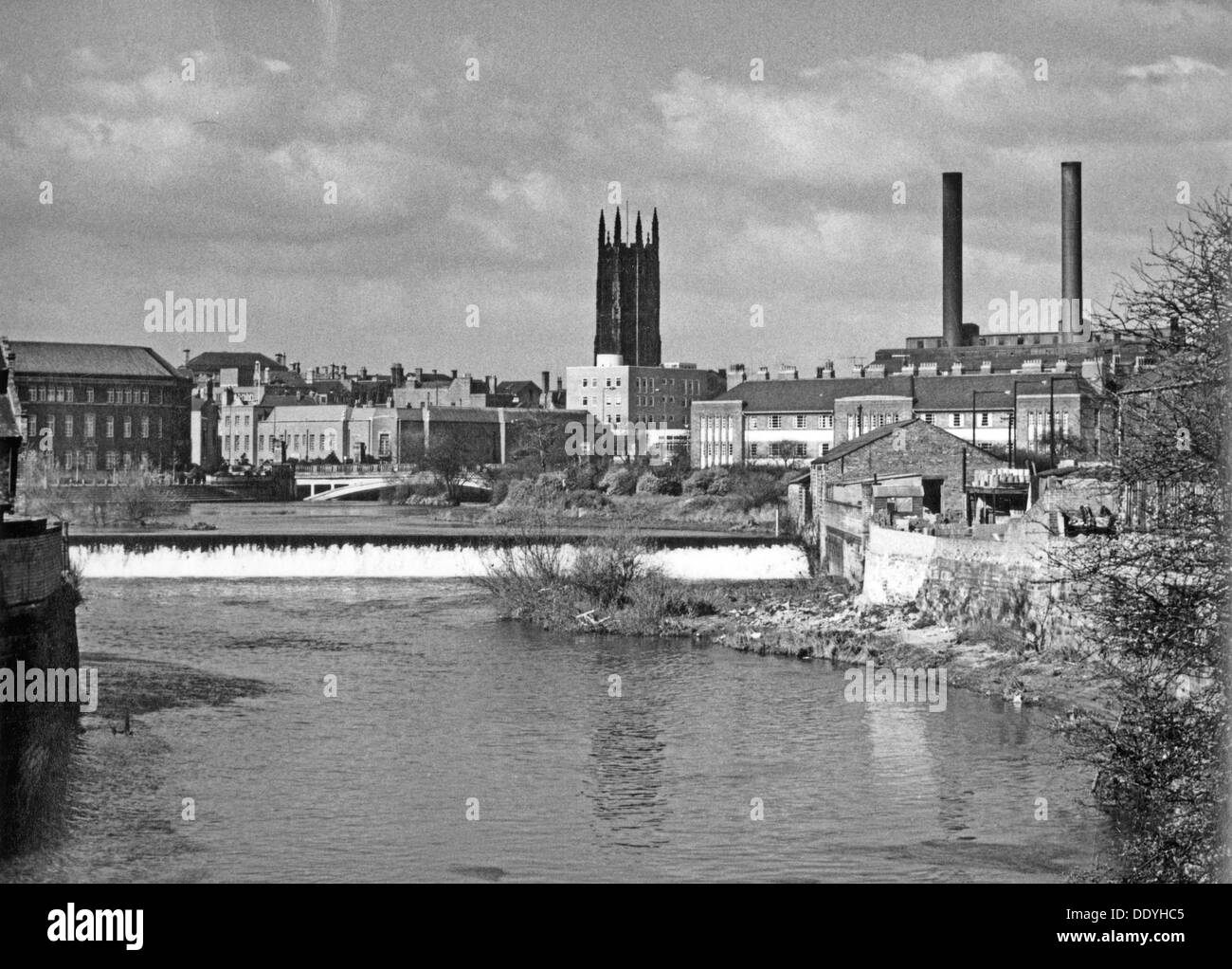 Die Kathedrale und das Wehr auf den Fluss Derwent, Derby, Derbyshire. Künstler: H Brighouse Stockfoto