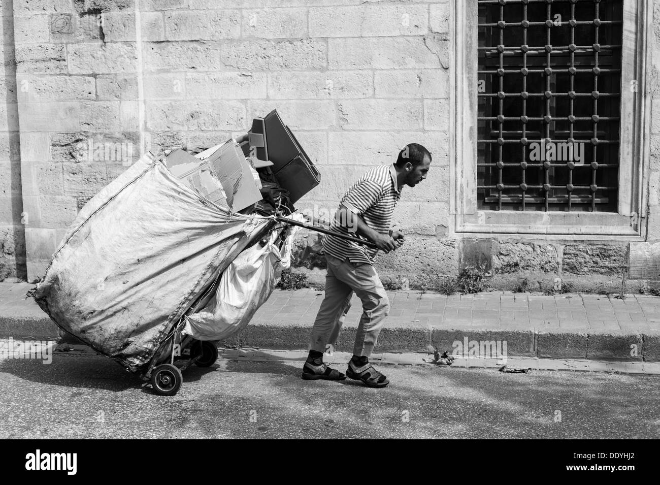 Ein Mann zieht ein Müll-Cart in Istanbul Türkei Stockfoto