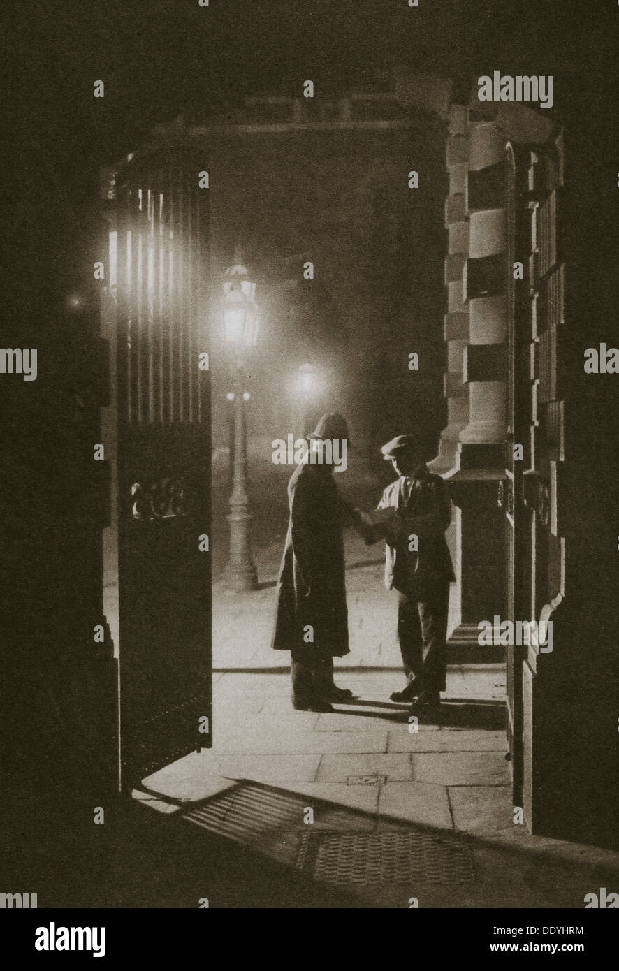 Scotland Yard in den frühen Morgenstunden von morgen, Embankment, London, 20. Jahrhundert. Künstler: unbekannt Stockfoto