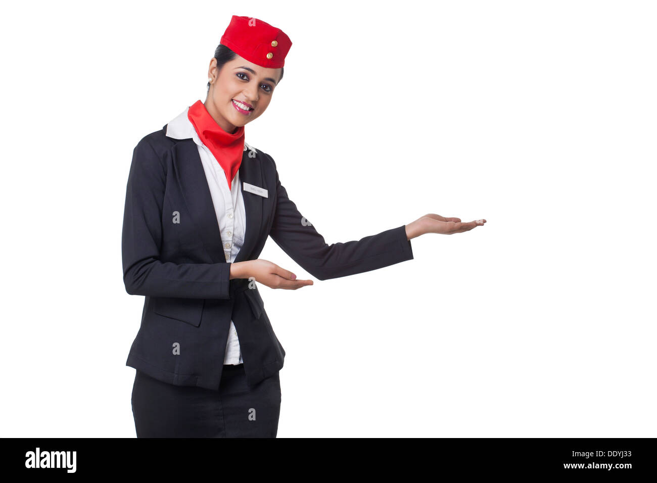 Porträt von einer Stewardess einladend vor weißem Hintergrund Stockfoto