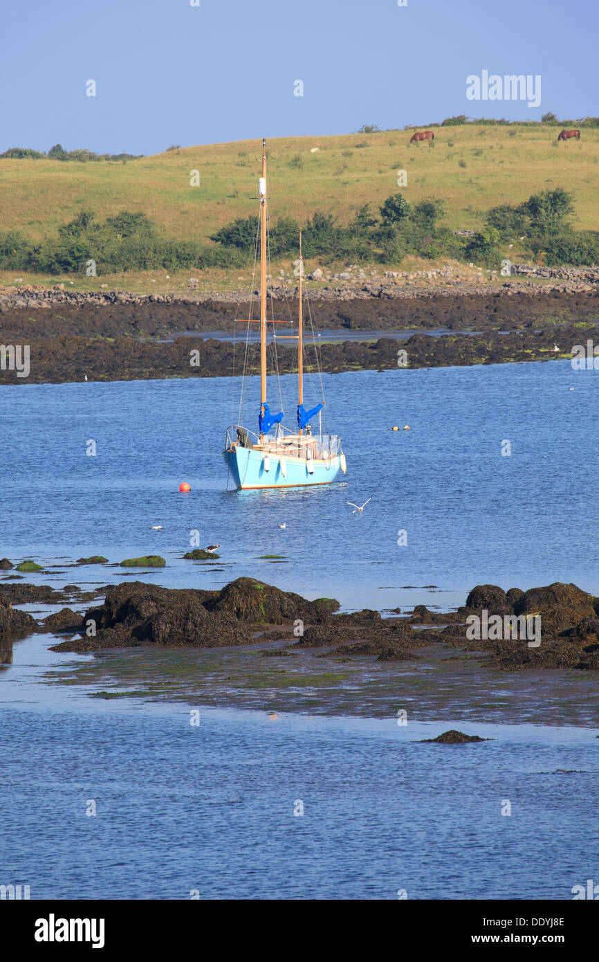 Blau aus Holz Yacht ankern in der Bucht von Galway (Grafschaft Galway), Irland Stockfoto