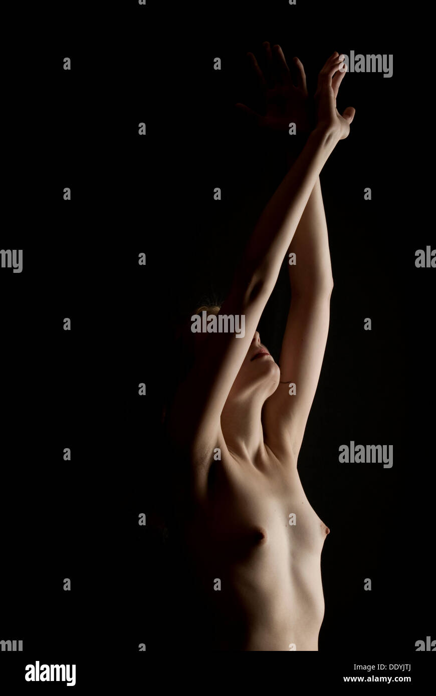 Frau, nackt, Brüste, Torso, ausgestreckten Armen Stockfoto