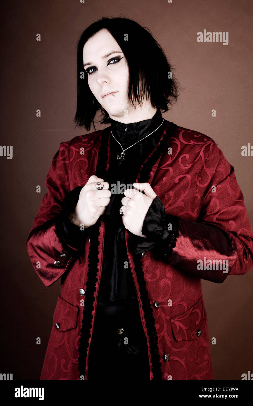 Mann, gekleidet im gotischen Stil, Barock, stehend mit einem ernsten Ausdruck Stockfoto