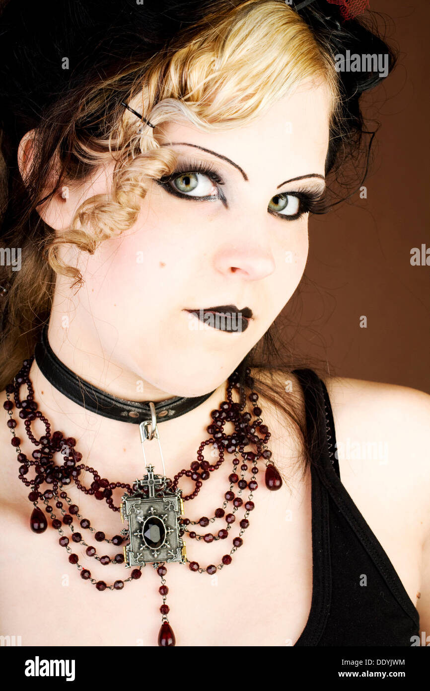 Gotische Frau, jung, ernst, Gothic Lolita, Porträt Stockfoto