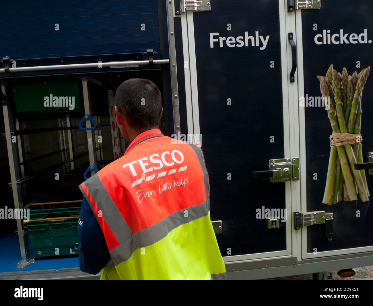 Tesco Mitarbeiter van Fahrer liefern Lebensmittel bestellen online im ländlichen Wales UK KATHY DEWITT Stockfoto