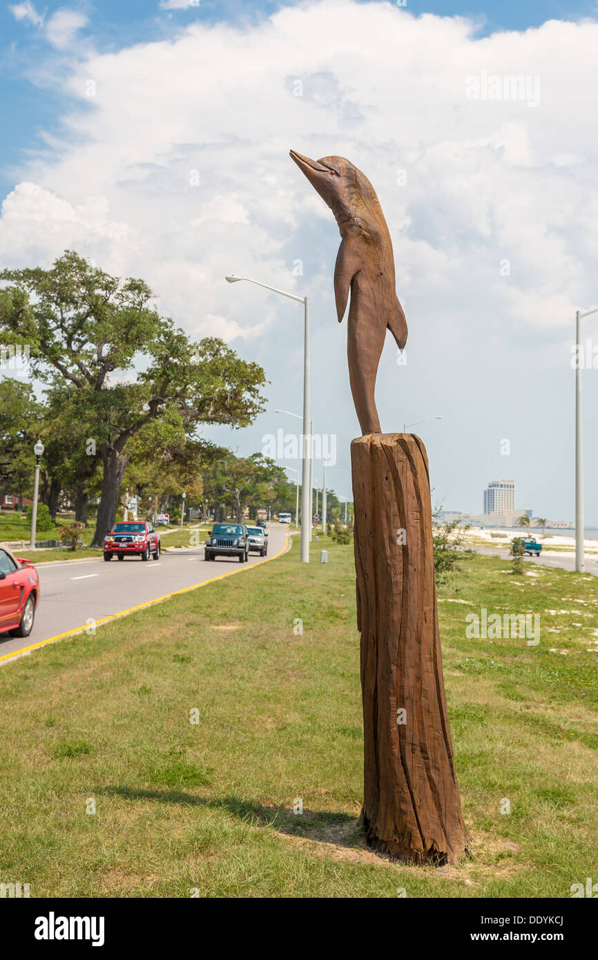 Skulptur eines Delphins von Dayton Scroggins geschnitzt aus Baumstamm beschädigt durch den Hurrikan Katrina an der Golfküste von Mississippi Stockfoto