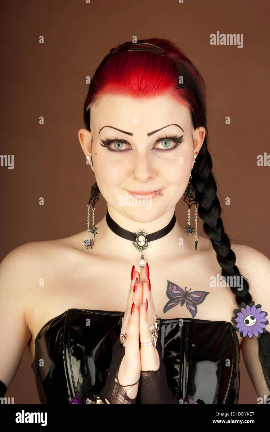 Frau, Gothic, Portrait, Tattoo lächelnd Stockfoto