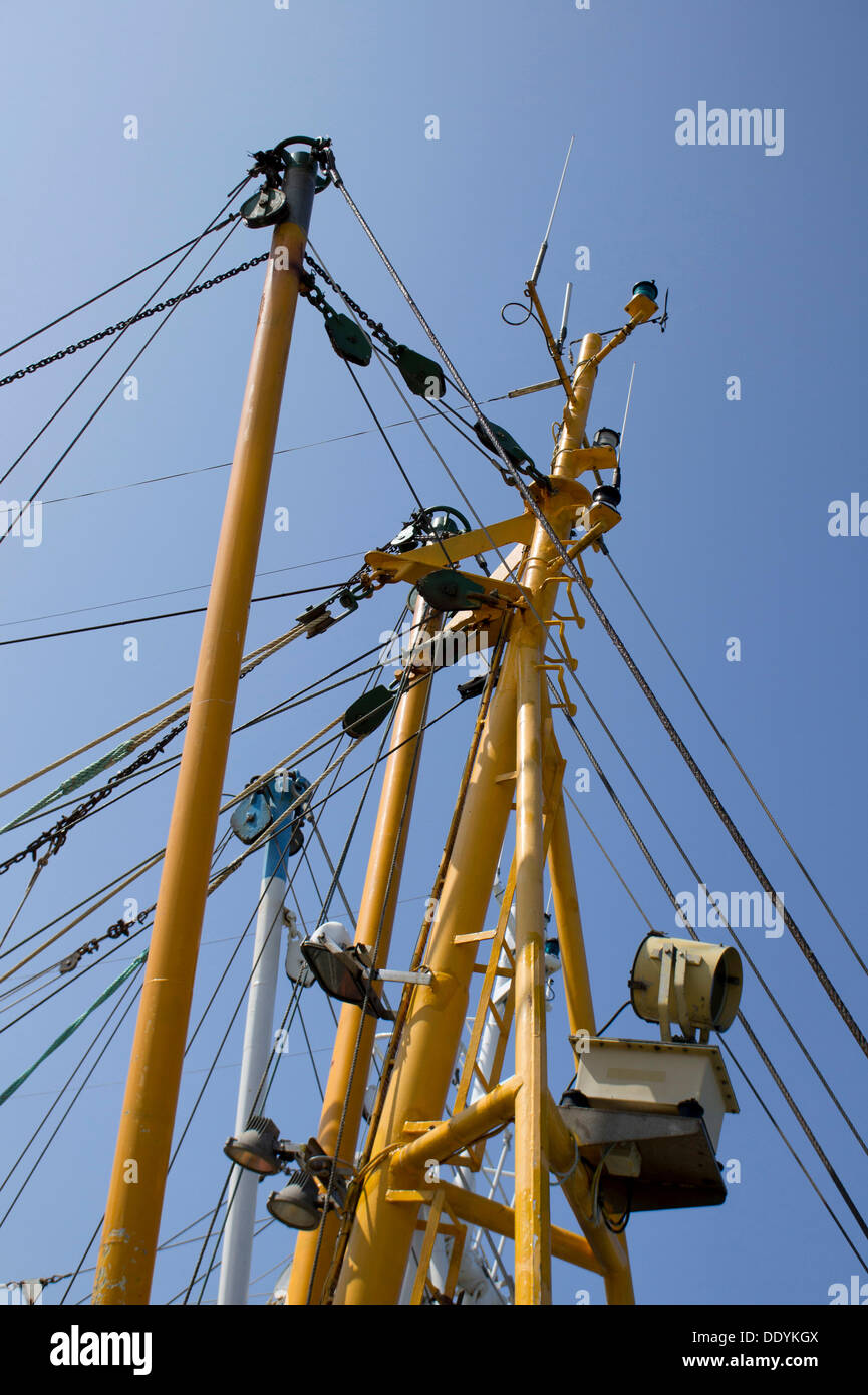 Mast von einem Garnelen-Boot im Hafen, Norddeich, Norden, Ostfriesland, Niedersachsen Stockfoto