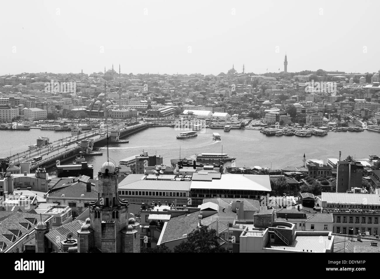 Ein Stadtbild Ansicht Istanbuls vom Galata Turm genommen. Der Bosporus und die Galata-Brücke zu sehen. Stockfoto