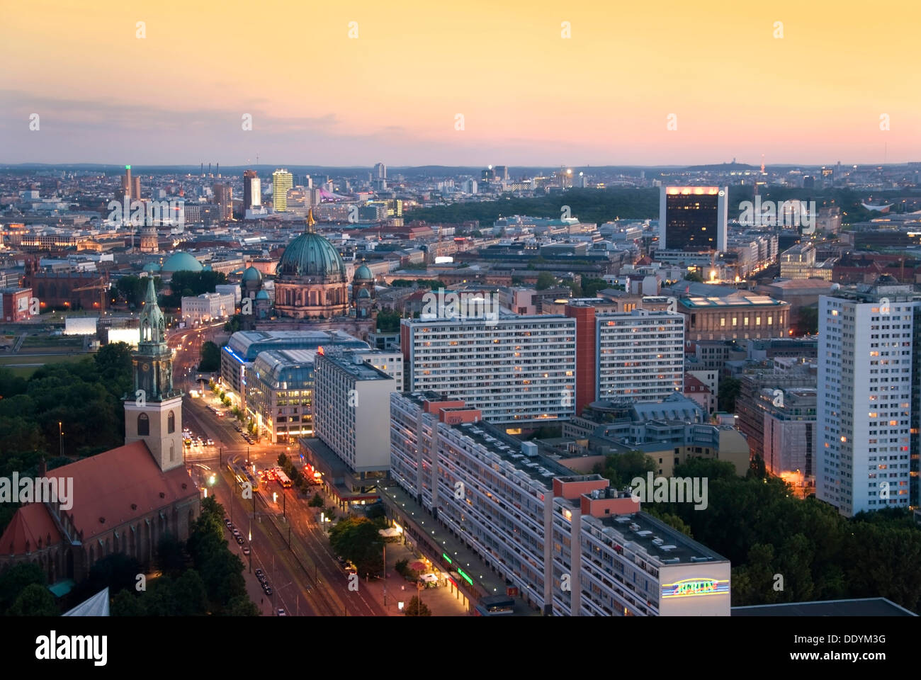 Luftbild, Blick auf die Stadt, beherbergt in der Abenddämmerung, Berlin Stockfoto