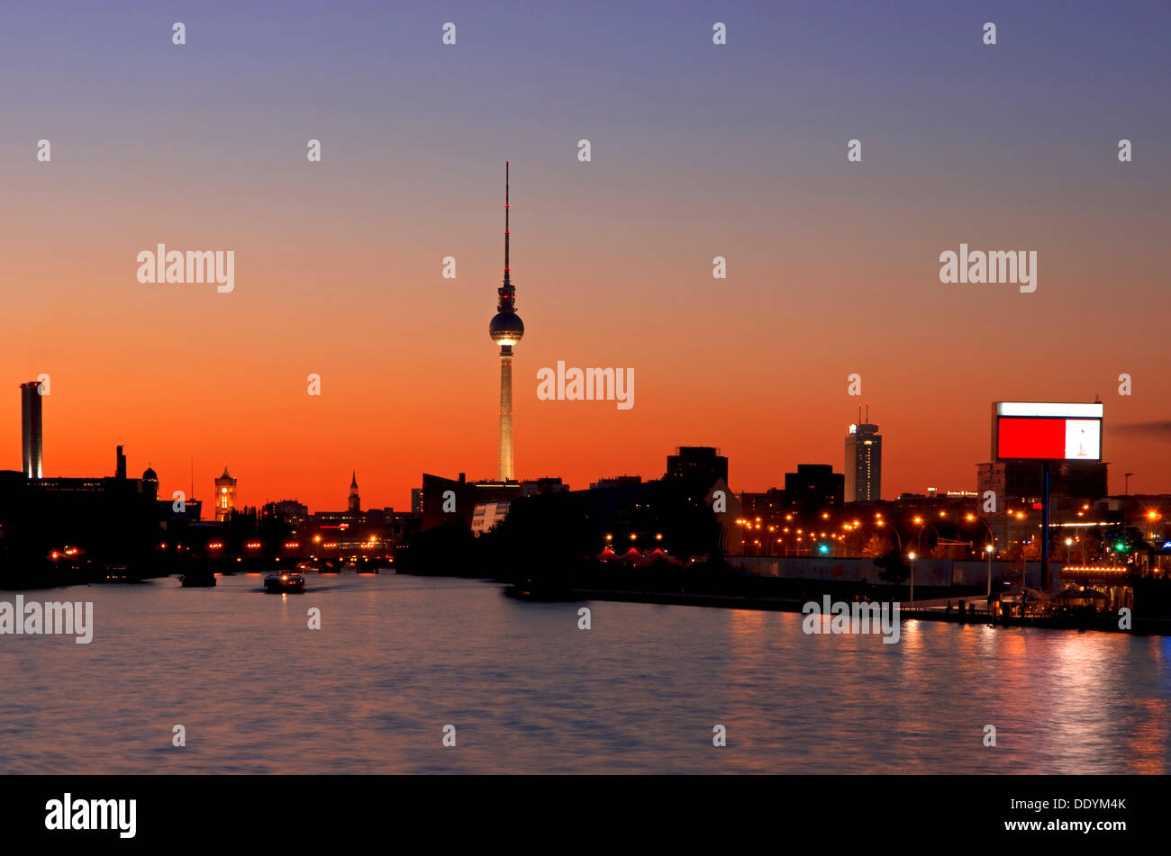 Skyline von Berlin mit der Spree und dem Berliner Fernsehturm in der Abenddämmerung Stockfoto