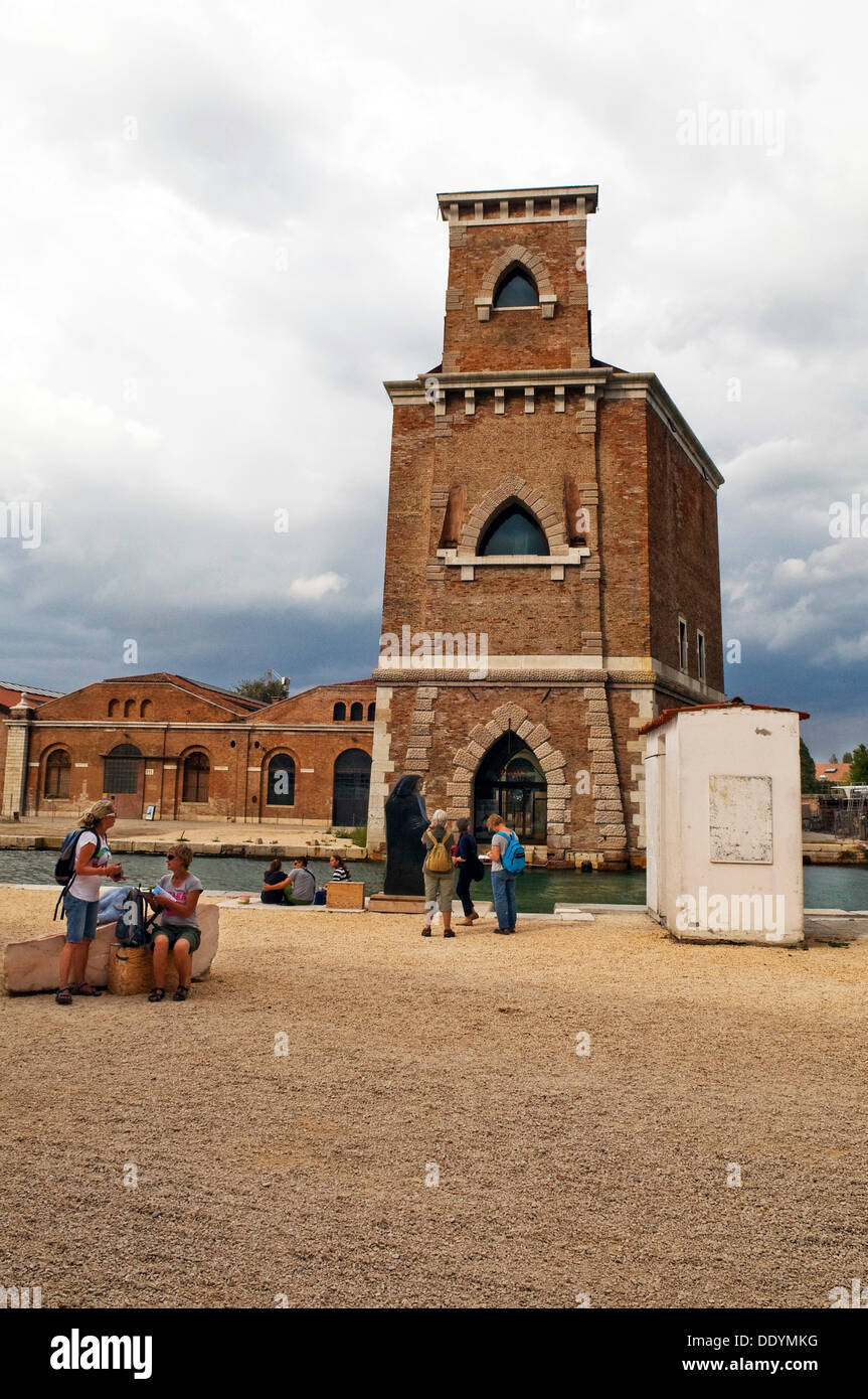 Historischen Turm am Eingang der Lagune und Gebäuden im Arsenale Becken, Venedig, Veneto, Italien, Europa Stockfoto