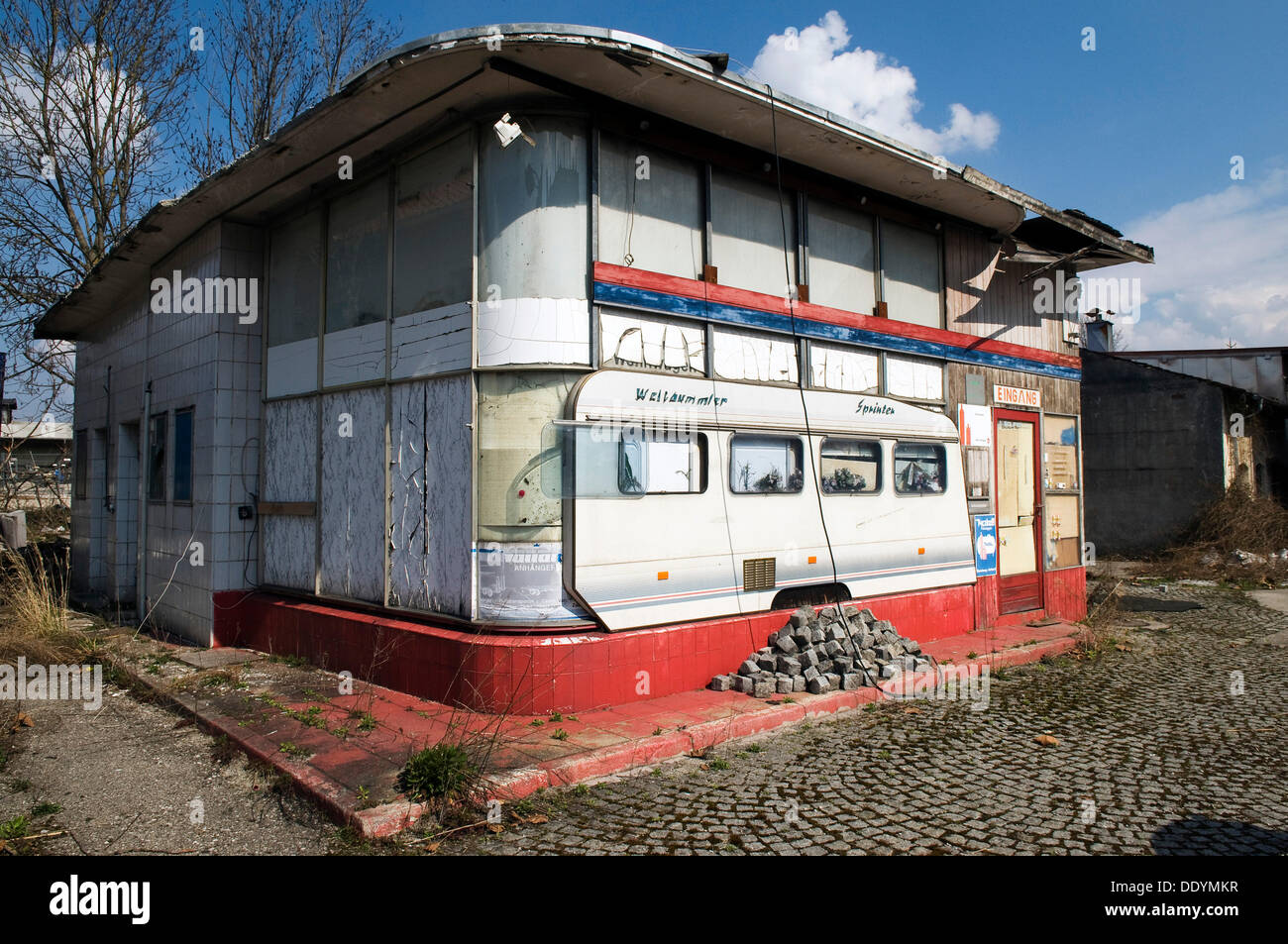Bizarr, leicht heruntergekommenen Haus mit original Seitenteil einer Karawane attached to it., Seitenwand teilweise gefliest Stockfoto