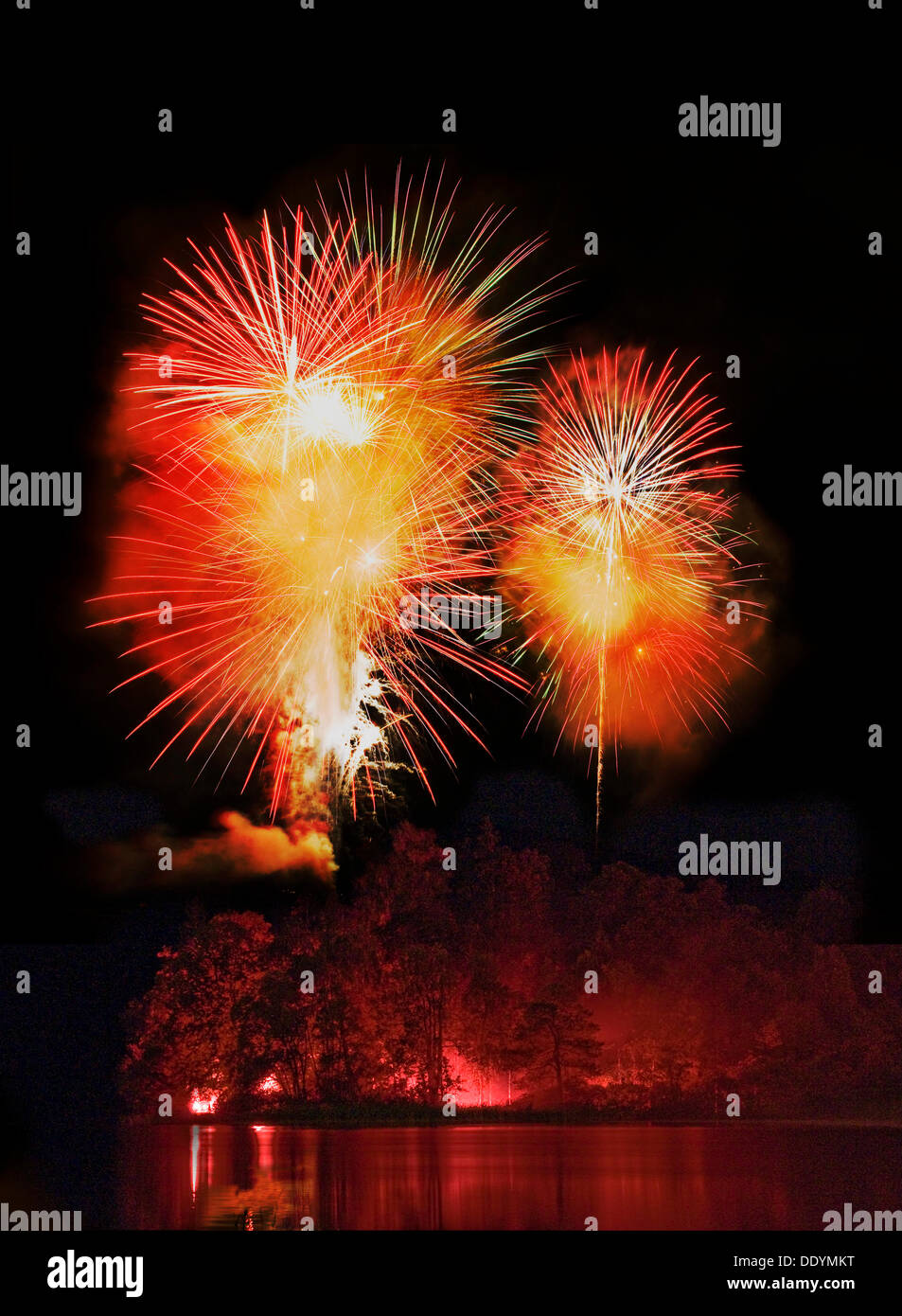 Feuerwerk am See mit dem symbolischen Bild eines brennenden Waldes an Front, Schliersee-See, Bayern Stockfoto