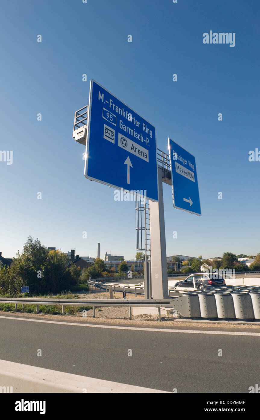 Autobahnbrücke München-Nord, A9, vollendete neu Bau, Beschilderung für Richtung München, München, Bayern Stockfoto