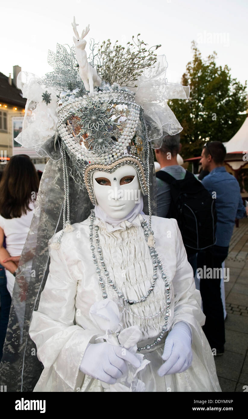 Frau in einem weißen Kostüm mit einer weißen Maske und einem großen Kopfschmuck, venezianische Messe, Ludwigsburg, Baden-Württemberg Stockfoto