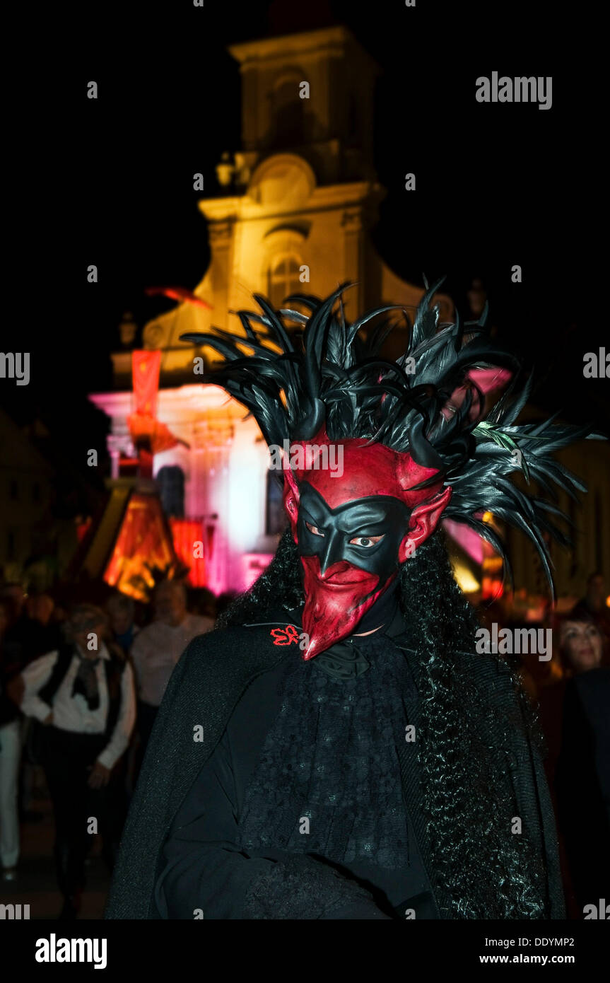 Person mit einem dämonischen Teufel Maske bei Nacht, Dreieinigkeitskirche,  Trinity Church, am Rücken, venezianische Messe Ludwigsburg Stockfotografie  - Alamy