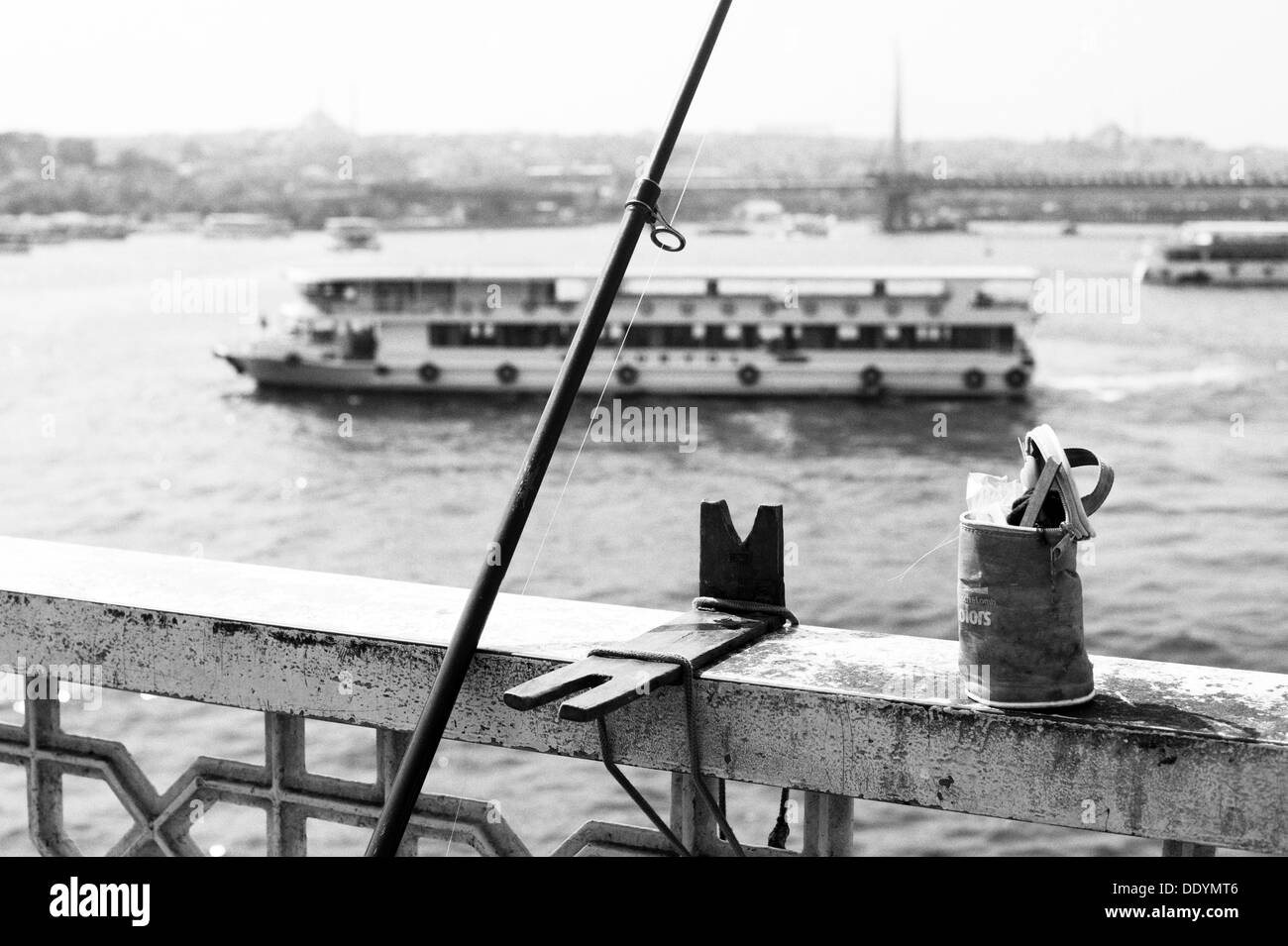 Entnommen aus der Galata-Brücke über den Bosporus in Istanbul. Es gibt eine Angelrute im Vordergrund und einem Kreuzfahrt-Schiff. Stockfoto