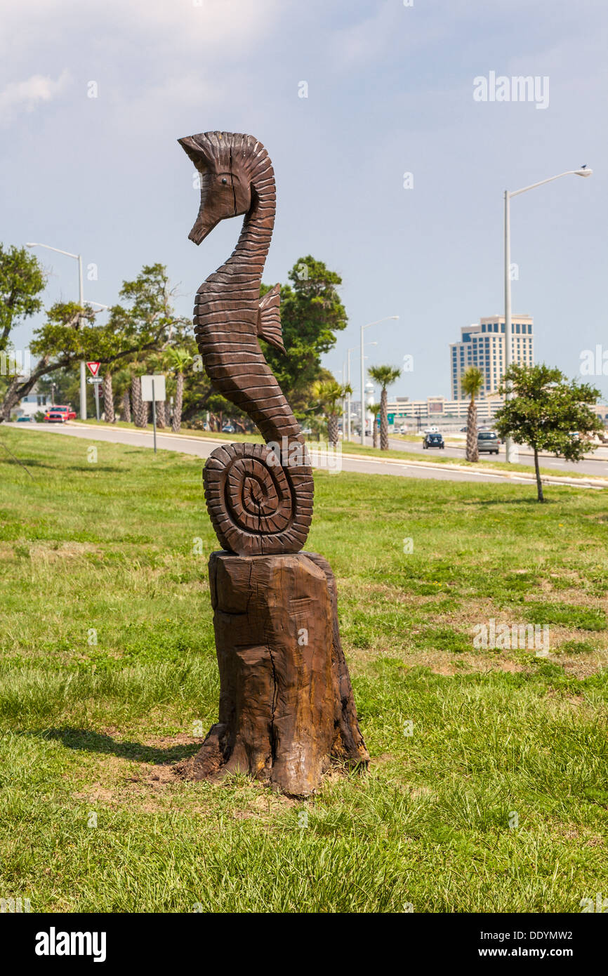 Skulptur von Seepferdchen von Dayton Scroggins geschnitzt aus Baumstamm  beschädigt durch den Hurrikan Katrina an der Golfküste von Mississippi  Stockfotografie - Alamy
