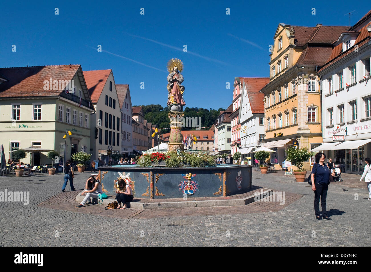 Marienbrunnen Brunnen mit Säule aus der Renaissance, gekrönt durch ein doppeltes Bild der Madonna in einem Stahlring datiert 1686 Stockfoto