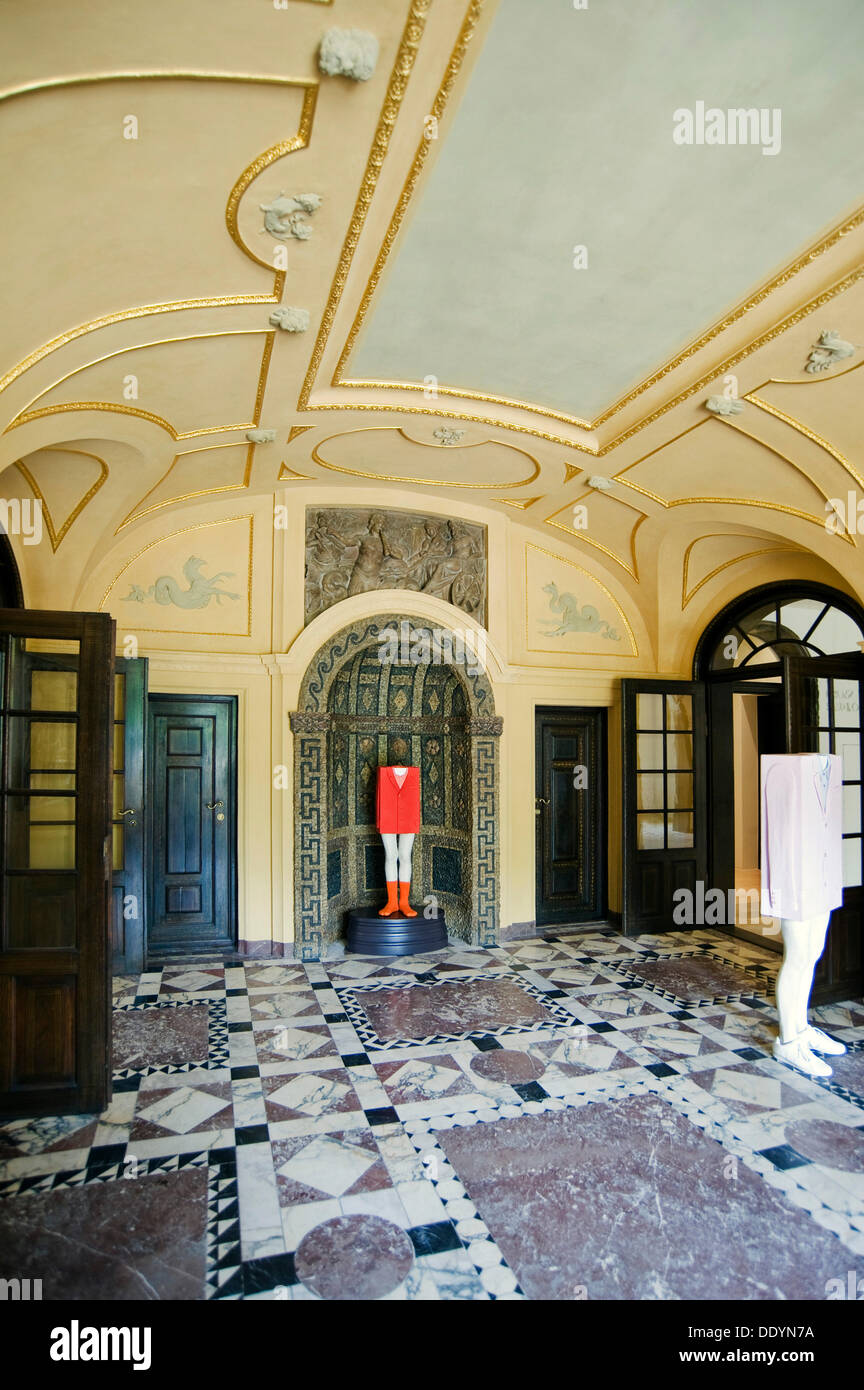 Eingangshalle im Erdgeschoss des alten Lenbach Villa mit Skulpturen von Erwin Wurm, Galerie Lenbachhaus München, Stockfoto