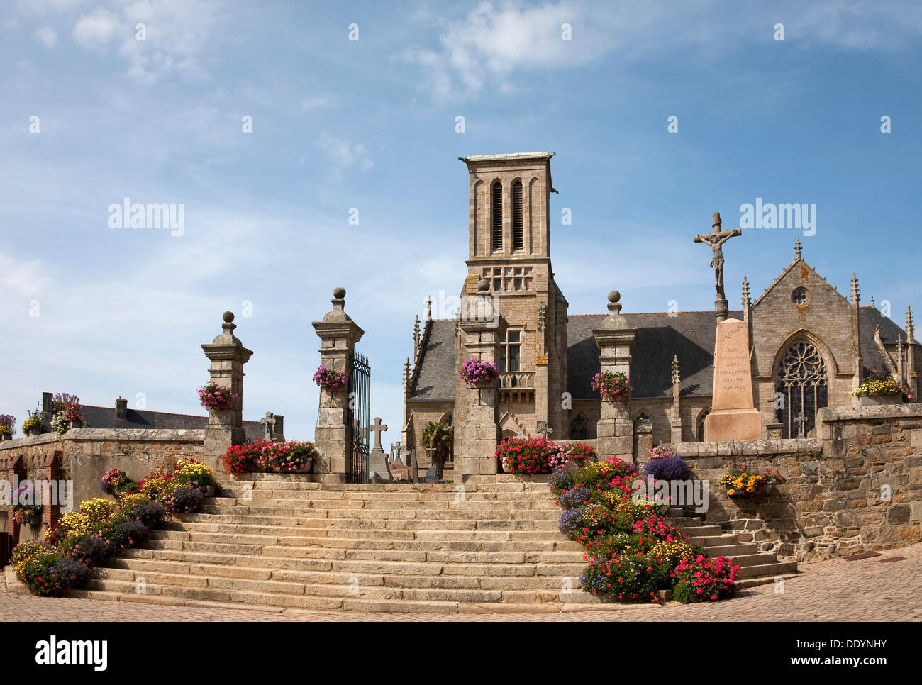 Kirche von Louannec mit einem Friedhof und die typischen Calvaire oder Kalvarienberg Skulptur, Louannec, Bretagne, Frankreich, Europa Stockfoto