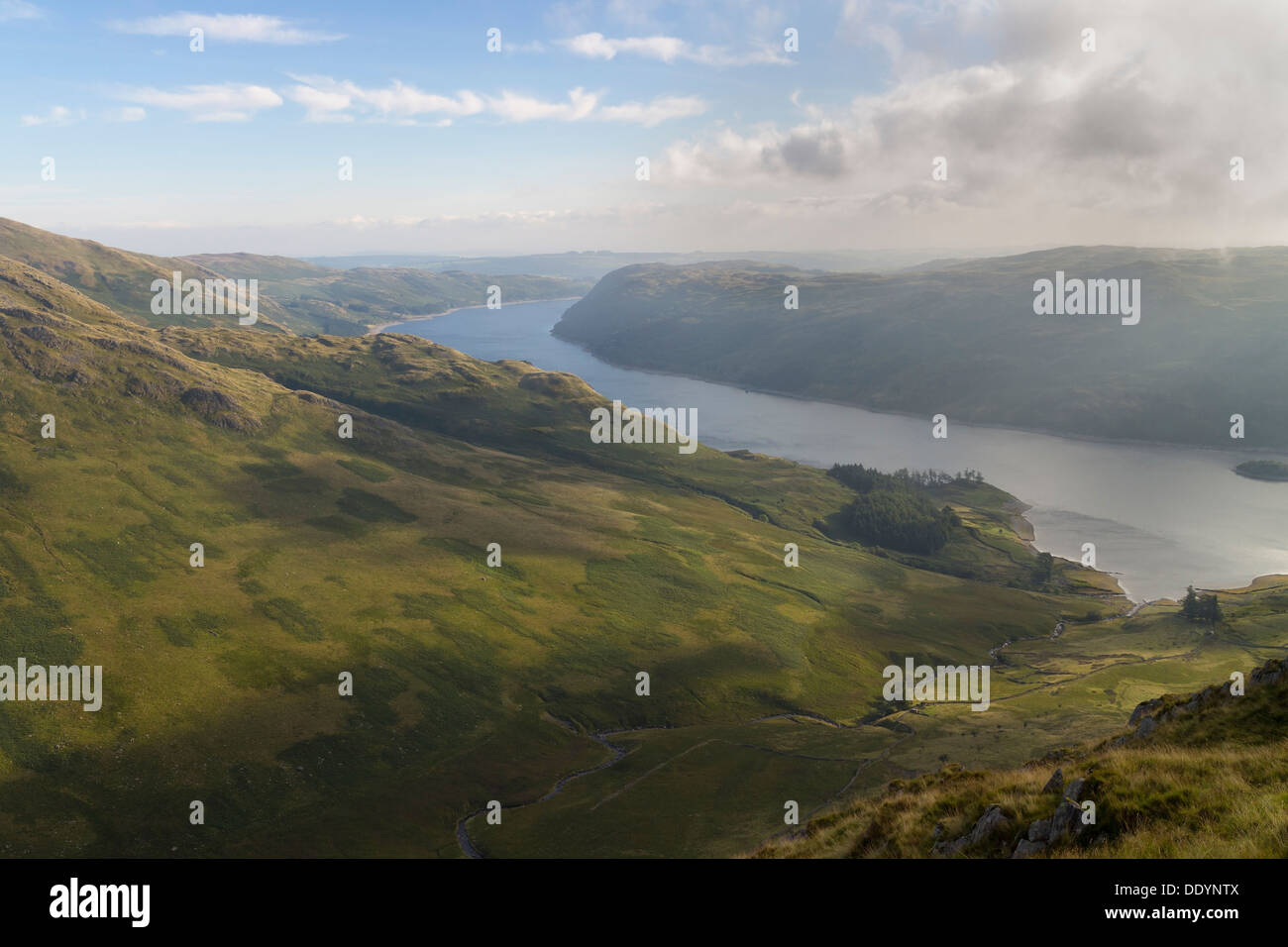 Haweswater und Riggindale von Eagle Crag als am frühen Morgen Nebel Aufzüge Seenplatte Cumbria UK Stockfoto