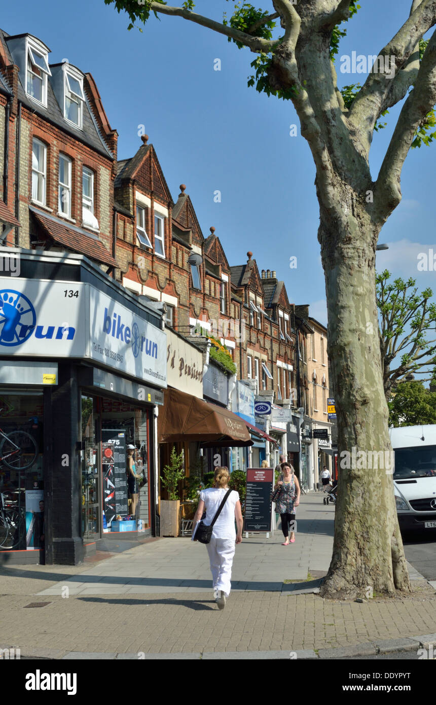 Geschäfte auf der hohe Straße, East Finchley, London, UK Stockfoto