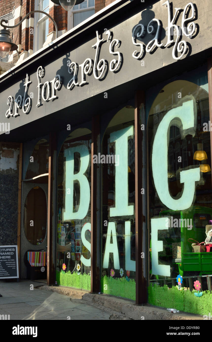 "Big Sale" unterzeichnen außen Art for Art Sake-Shop in Muswell Hill, London, UK. Stockfoto