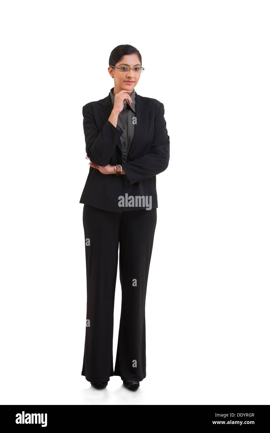In voller Länge Portrait von zuversichtlich Geschäftsfrau mit Hand am Kinn vor weißem Hintergrund Stockfoto