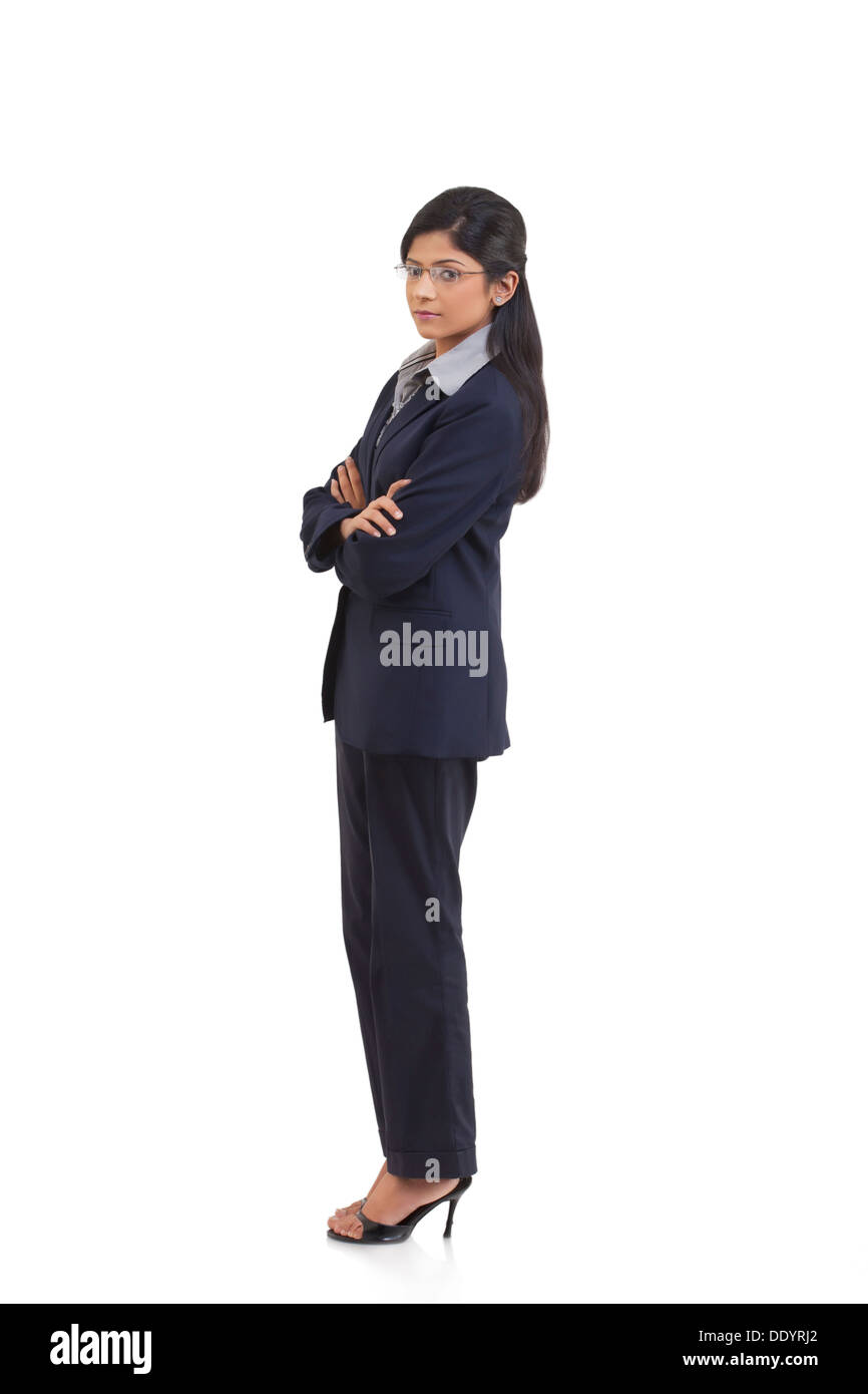 Seitenansicht des zuversichtlich Geschäftsfrau mit Armen hinüber weißen Hintergrund isoliert Stockfoto
