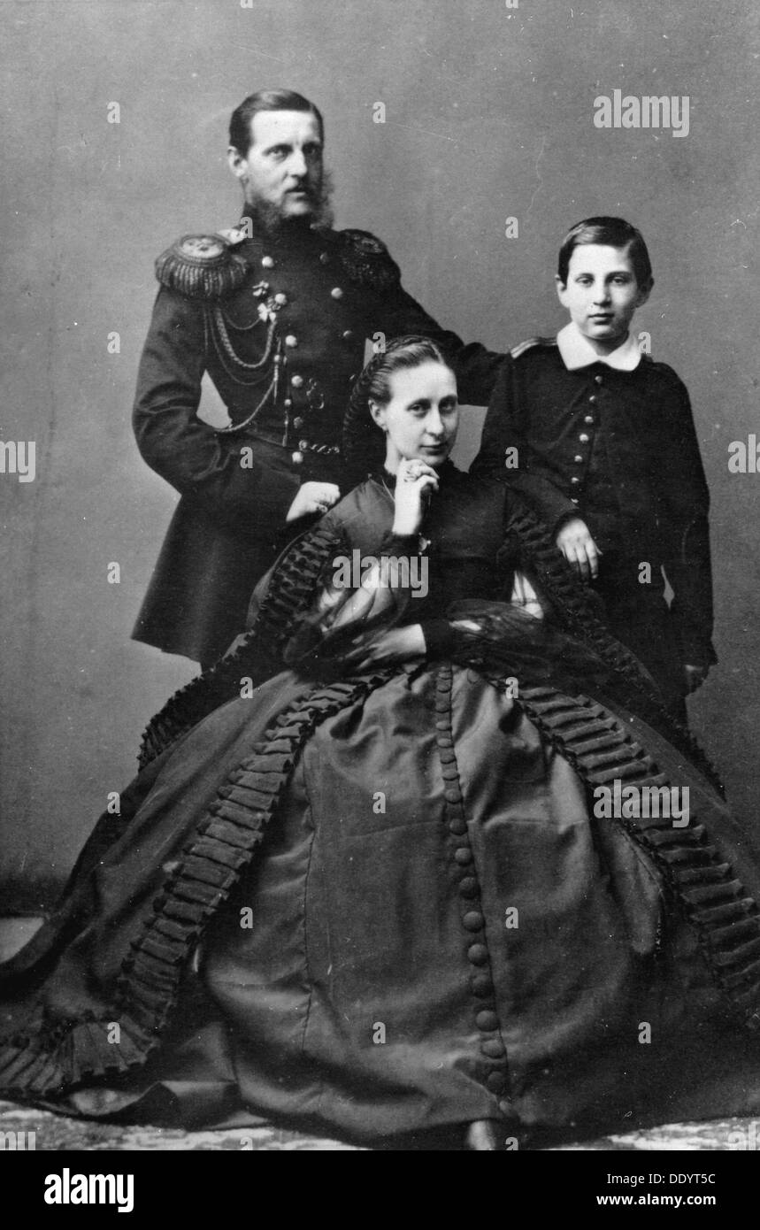 Großfürst Konstantin Nikolajewitsch von Russland mit seiner Frau und einer ihrer Söhne, 1860. Artist: Unbekannt Stockfoto