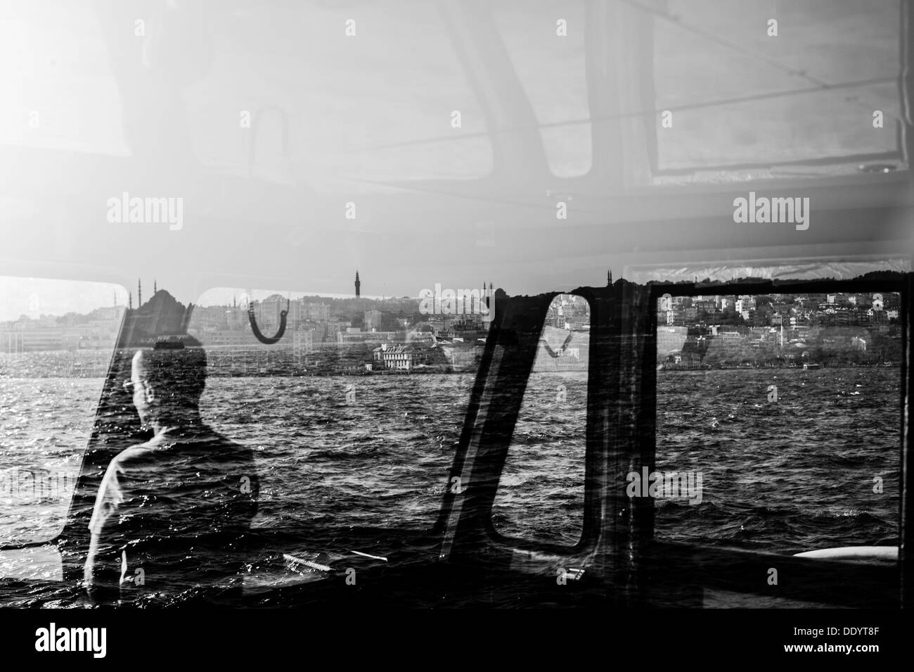 An Bord eine Kreuzfahrt Fähre über den Bosporus in Istanbul Türkei mit der Süleymaniye-Moschee Stockfoto