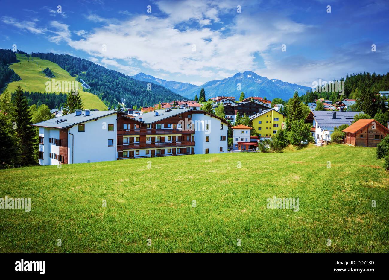 Dorf in den Bergen, Europa, Österreich, Seefeld, Alpen, Luxus-Ski-Resort, schöne Häuser, malerische Landschaft Stockfoto