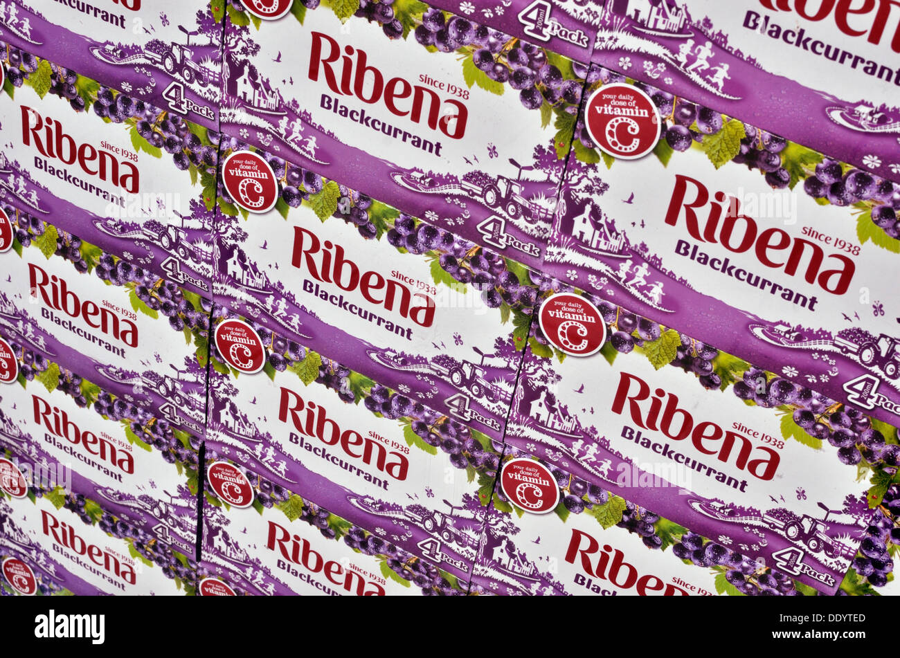 Fällen der Ribena Blackcurrant Soft trinken in einem Supermarkt Stockfoto