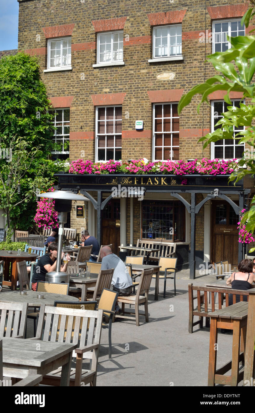 Der Kolben Pub in Highgate Village, London, UK. Stockfoto