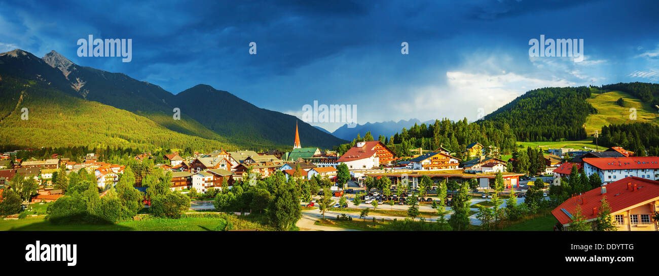 Städtchen in den Bergen, Europa, Österreich, Seefeld, Alpen, dunkelblauen Himmel, schöne Gebäude, traditionelle Architektur Stockfoto