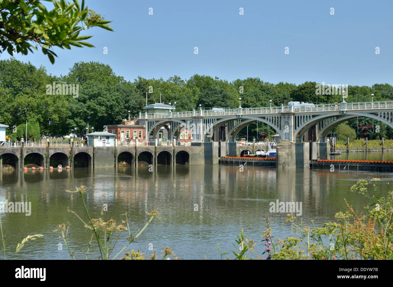 Richmond-Schleuse und Wehr auf dem Fluss Themse, Twickenham, London, UK. Stockfoto