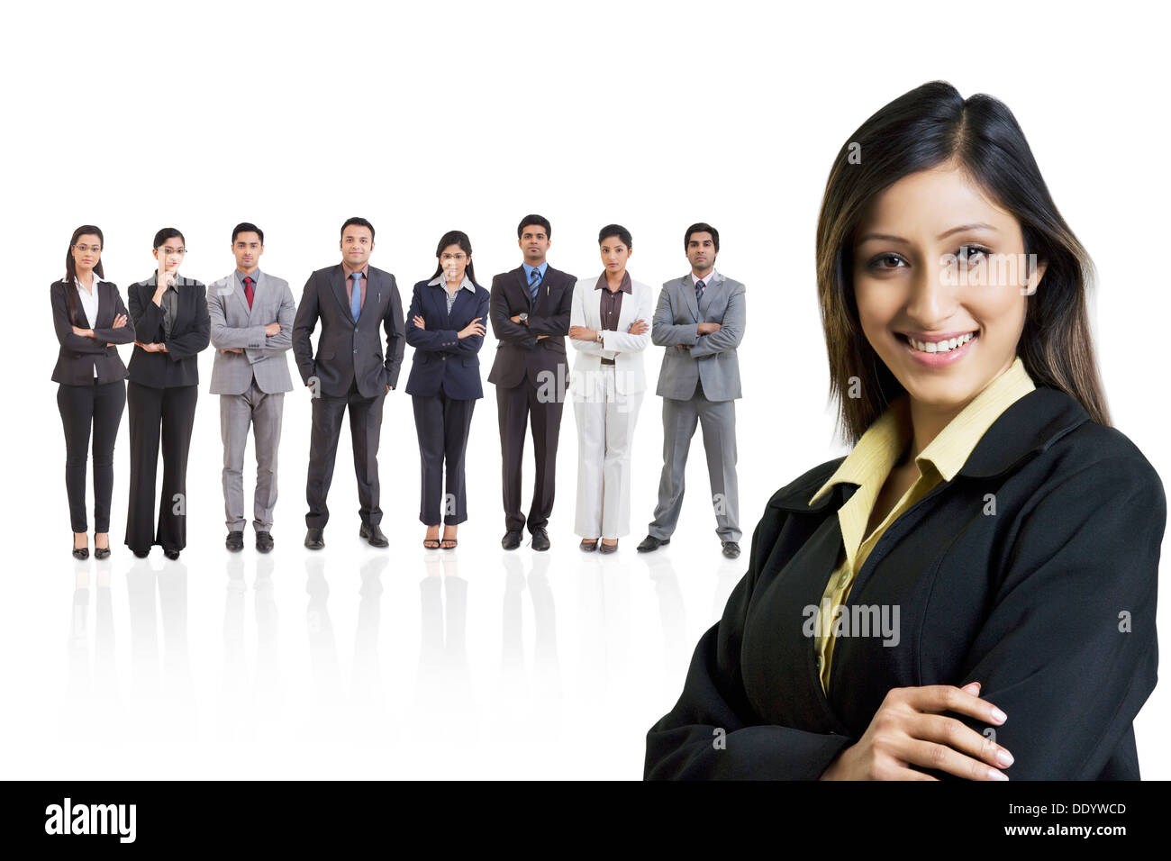 Porträt der Geschäftsfrau lächelnd mit Geschäftsleuten im Hintergrund Stockfoto
