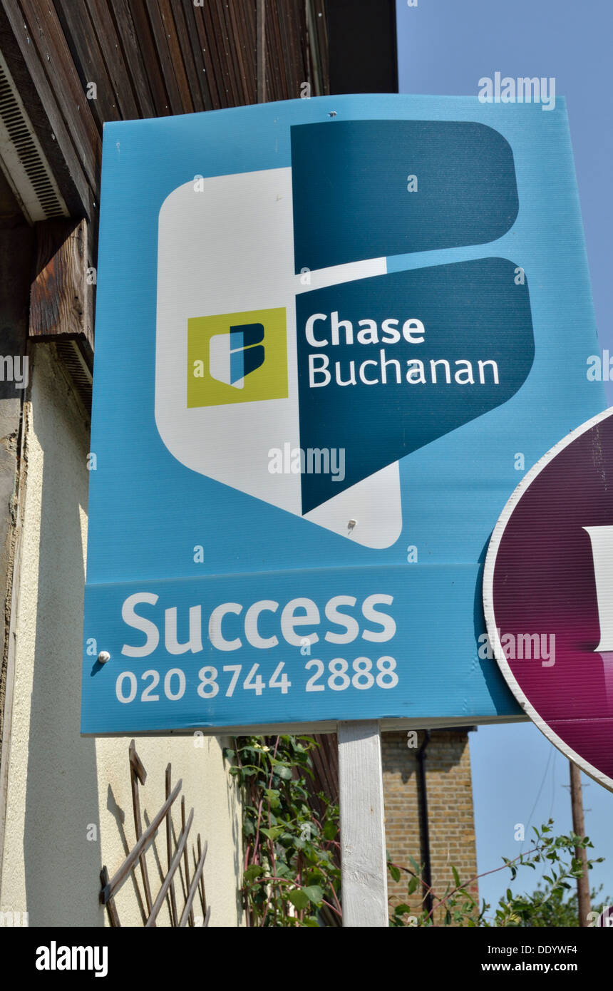 Chase Buchanan Immobilienmakler Schild mit dem Wort "Erfolg", Isleworth, London, UK. Stockfoto