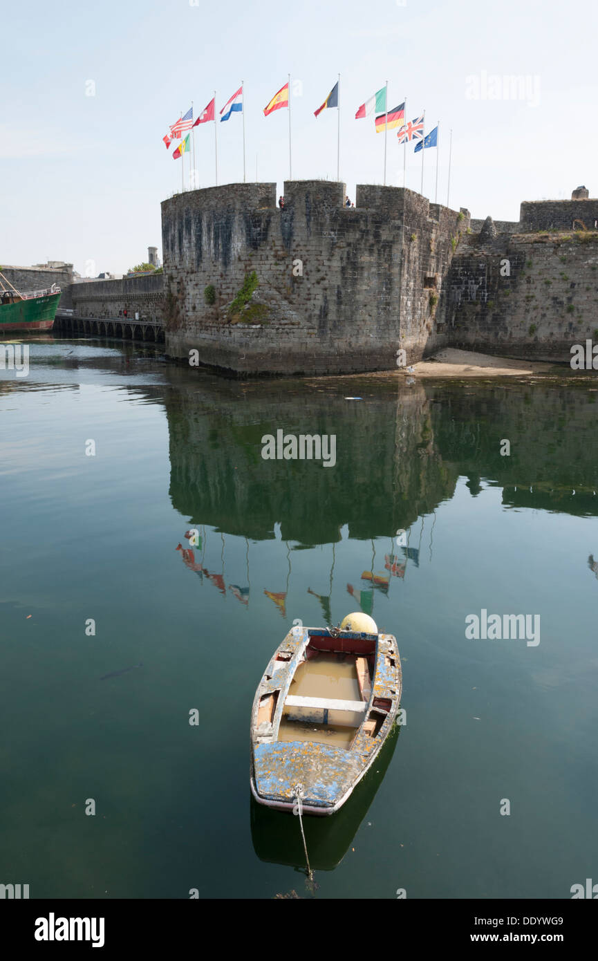 Der Hafen und der Hafen von Concarneau Brittany France zeigt das Gebäude am He Eingang zu den historischen Ville Close Stockfoto