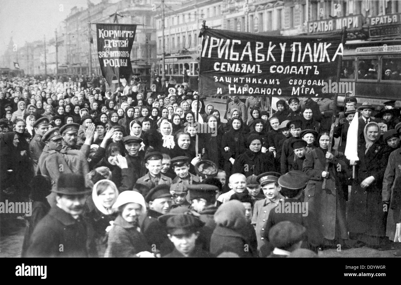Streikende Putilow am ersten Tag der Februarrevolution, St Petersburg, Russland, 1917. Künstler: Anon Stockfoto