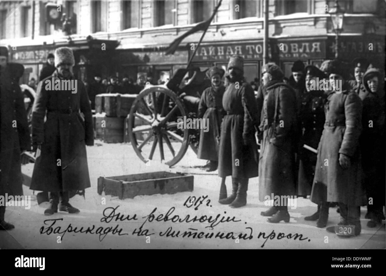 Revolutionäre Barrikaden am Liteyny Prospekt, Petrograd, Russland, 27. Februar 1917. Künstler: Anon Stockfoto