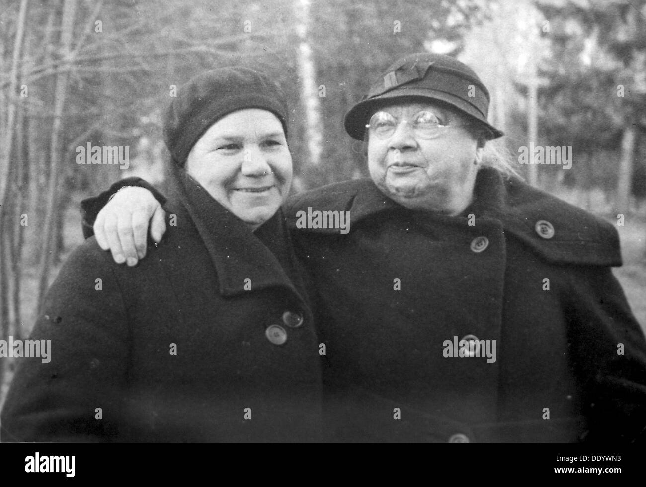 Nadezhda Krupskaya, Lenins Frau, mit einem Freund, 1936. Künstler: Anon Stockfoto