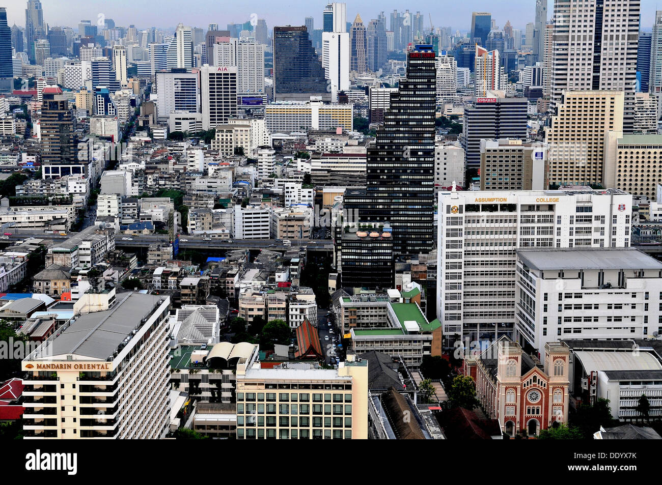 Wolkenkratzer prägen die Skyline von Bangkok, der Hauptstadt von Thailand Stockfoto