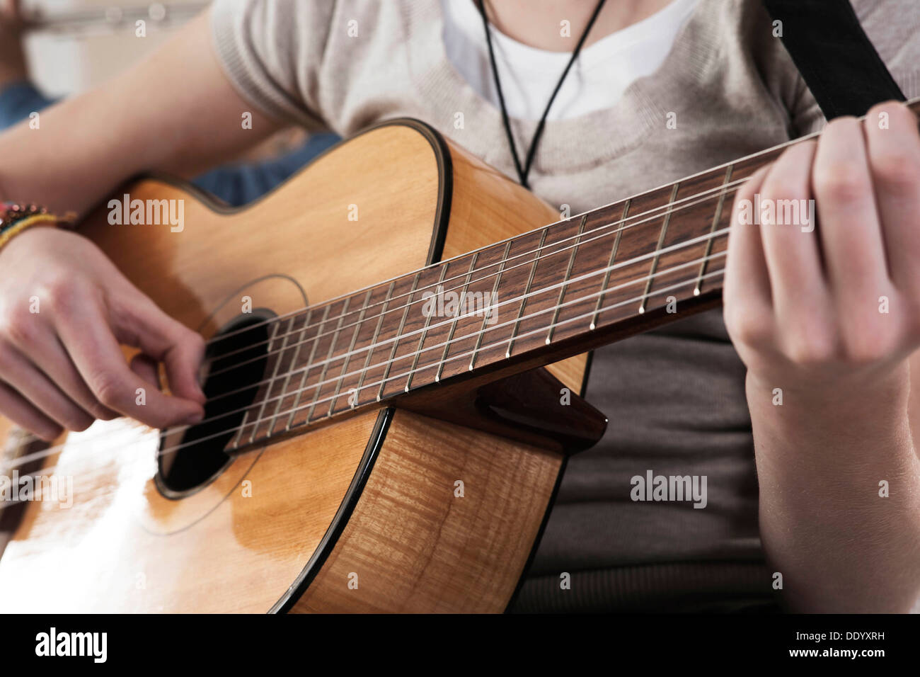 Teenager-Mädchen Gitarre zu spielen Stockfoto