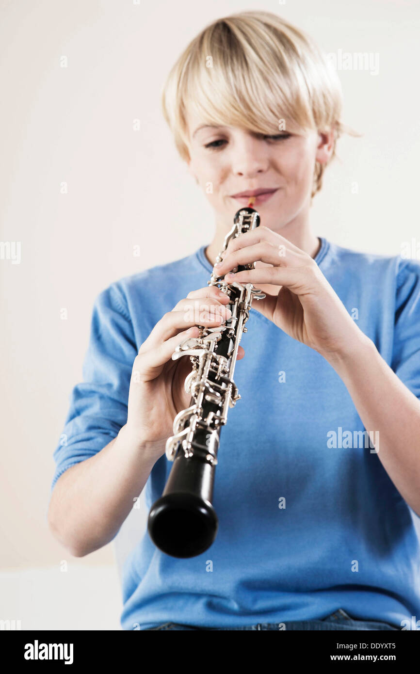 Teenager spielt die oboe Stockfoto