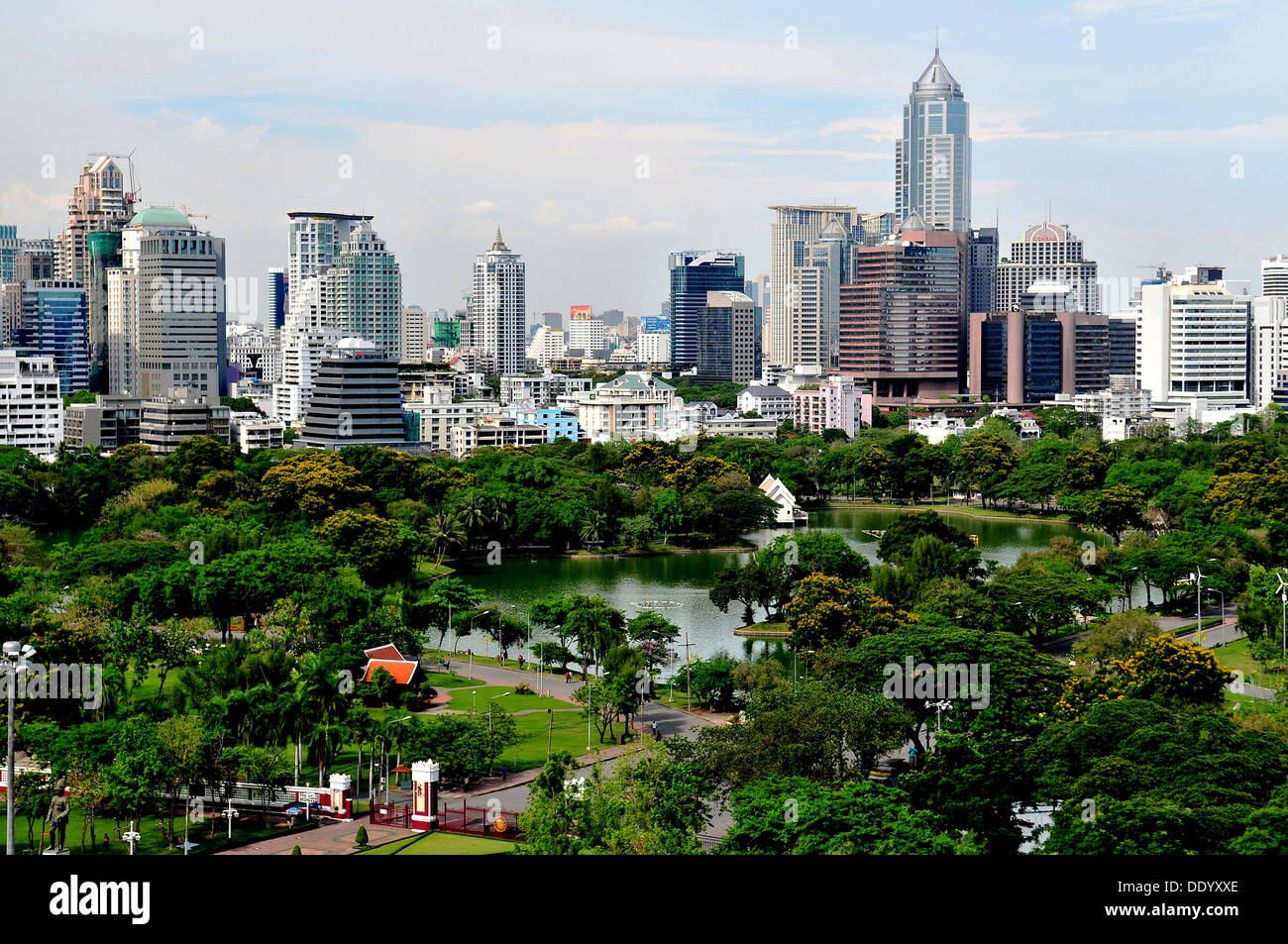 Die atemberaubende Aussicht vom Lumpini Park gegen die Skyline von Bangkok, Thailand Stockfoto